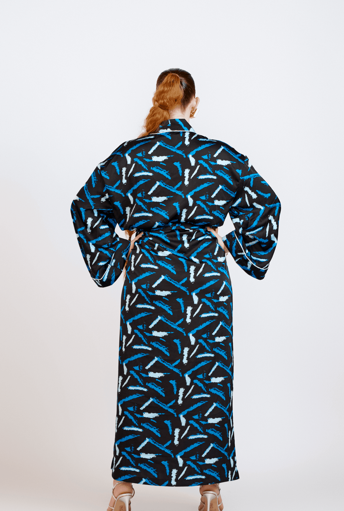 ÌTÙNÚ BLUE ABSTRACT PRINT SATIN ROBE