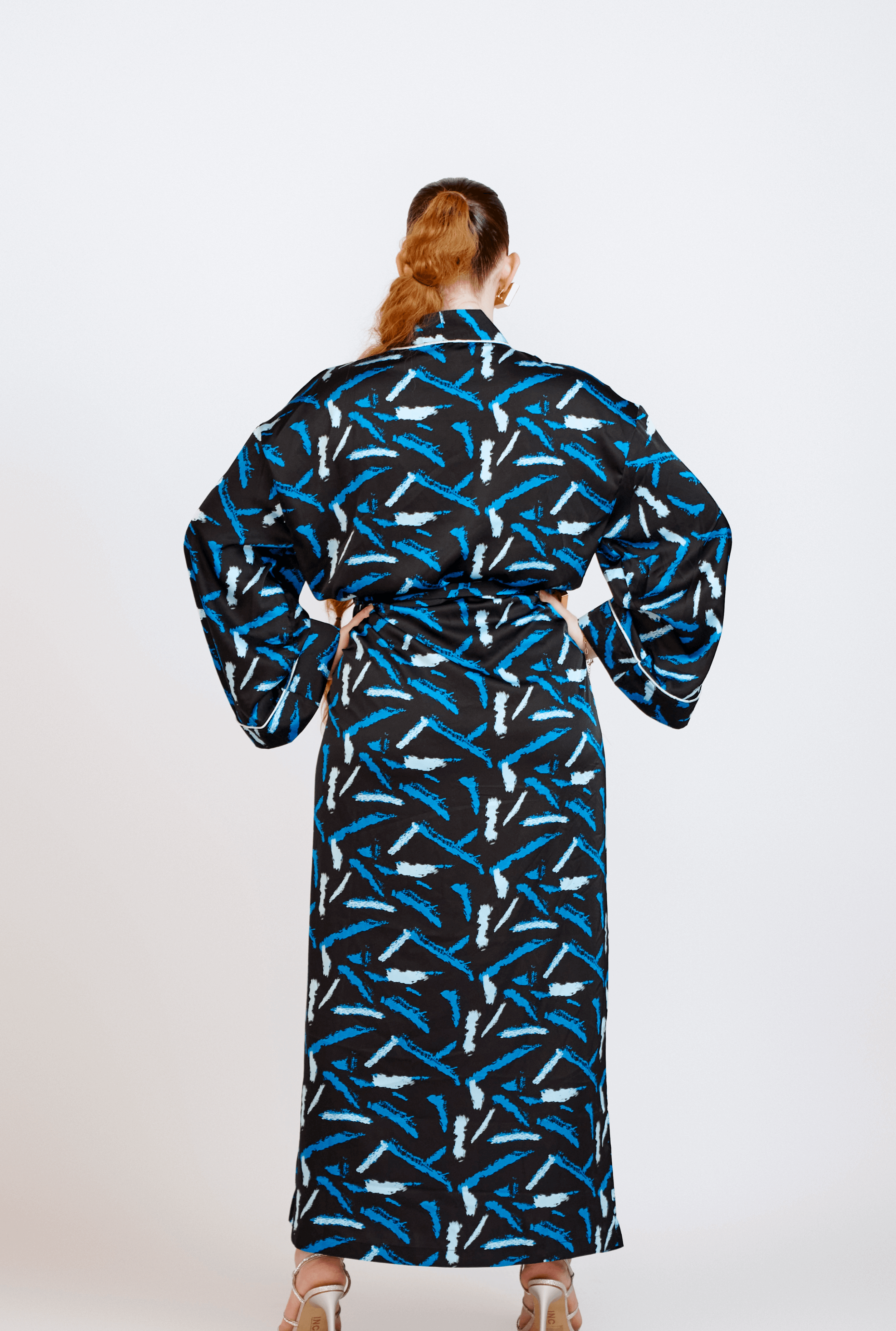 ÌTÙNÚ BLUE ABSTRACT PRINT SATIN ROBE